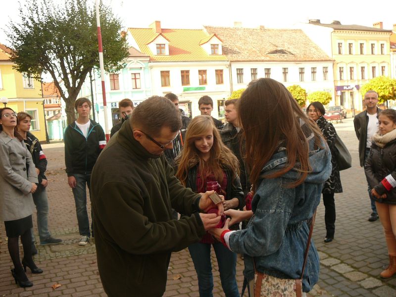 Uczniowie II Liceum im. K. K. Baczyńskiego w Koninie zapalili znicze na Placu Wolności w Koninie