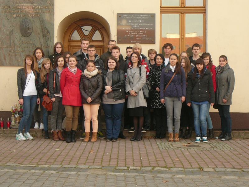 Uczniowie II Liceum im. K. K. Baczyńskiego w Koninie zapalili znicze na Placu Wolności w Koninie