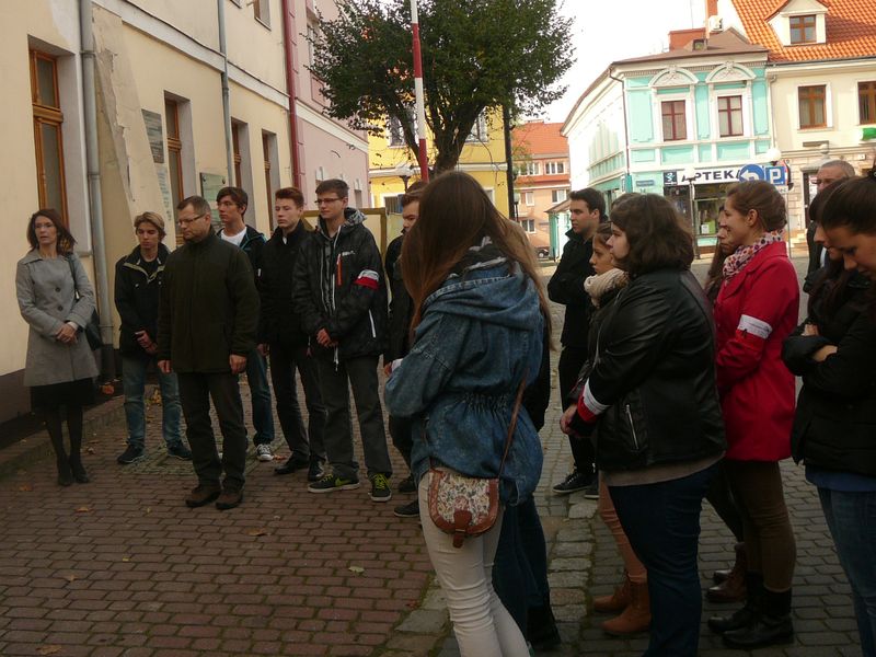 Uczniowie II Liceum im. K. K. Baczyńskiego w Koninie zapalili znicze na Placu Wolności w Koninie