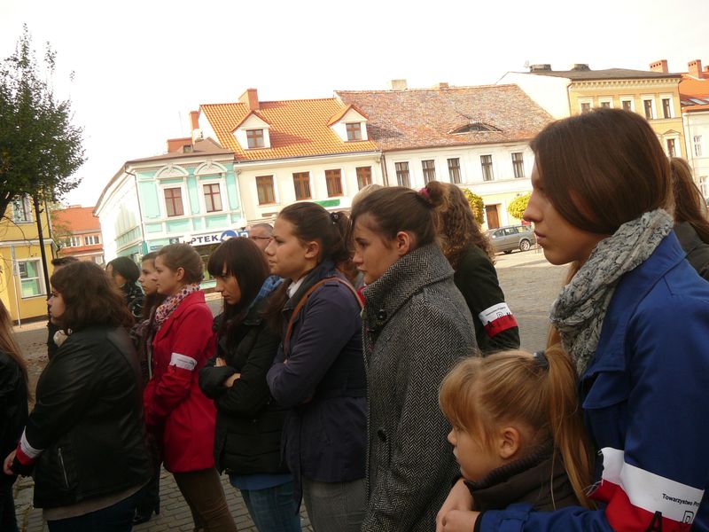 Uczniowie II Liceum im. K. K. Baczyńskiego w Koninie zapalili znicze na Placu Wolności w Koninie