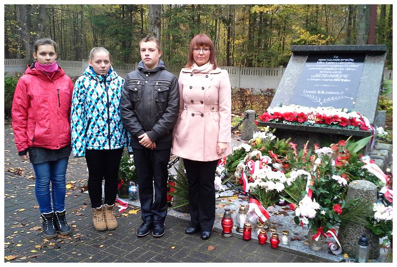 Znicze ku czci pomordowanych w Gęsi i Krępie