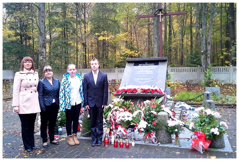 Znicze ku czci pomordowanych w Gęsi i Krępie