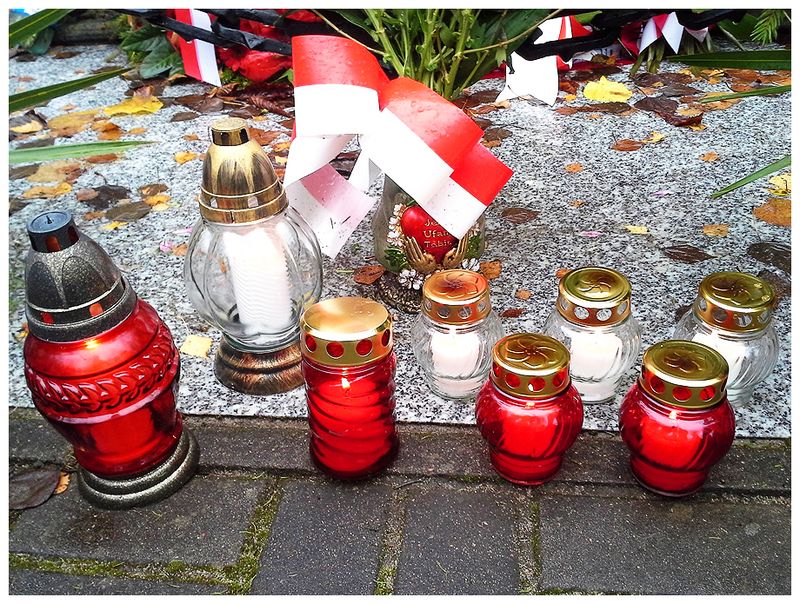 Znicze ku czci pomordowanych w Gęsi i Krępie