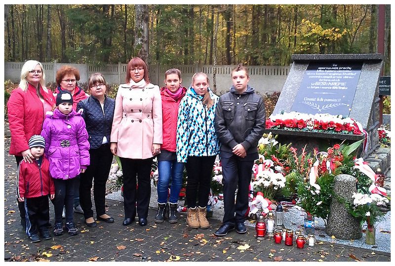 Znicze ku czci pomordowanych w Gęsi i Krępie