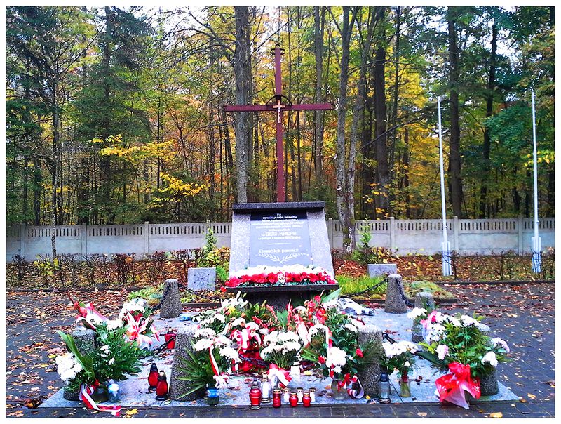 Znicze ku czci pomordowanych w Gęsi i Krępie