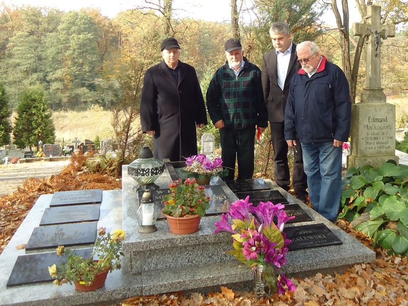 Znicze zapalone w Skokach przez Braci Kurkowych i Tow. Pamieci Powst. Wielkopolskiego