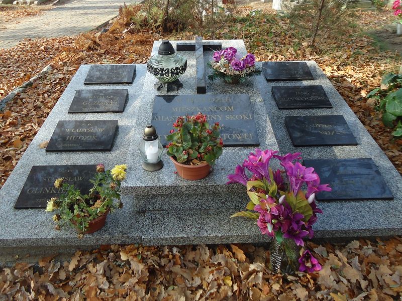 Znicze zapalone w Skokach przez Braci Kurkowych i Tow. Pamieci Powst. Wielkopolskiego