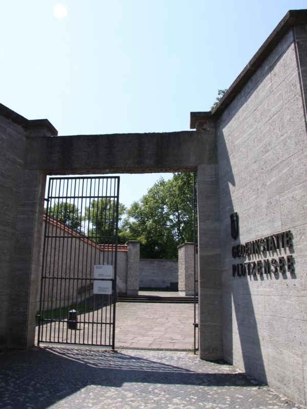 Znicze pamięci zapalone w  Berlinie - Plotzensee i obozie koncentracyjnym  Sachsenhausen 
