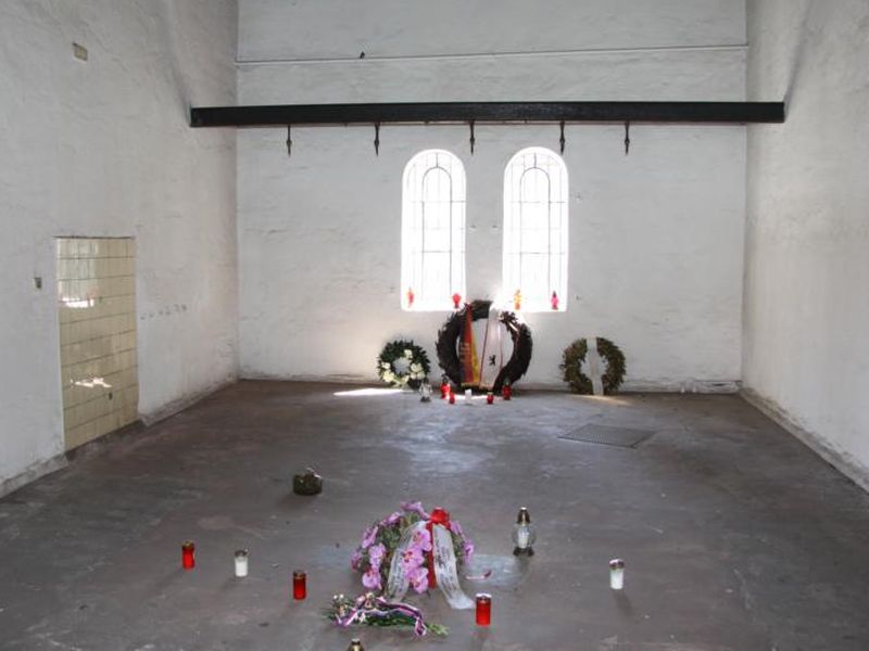 Znicze pamięci zapalone w  Berlinie - Plotzensee i obozie koncentracyjnym  Sachsenhausen 