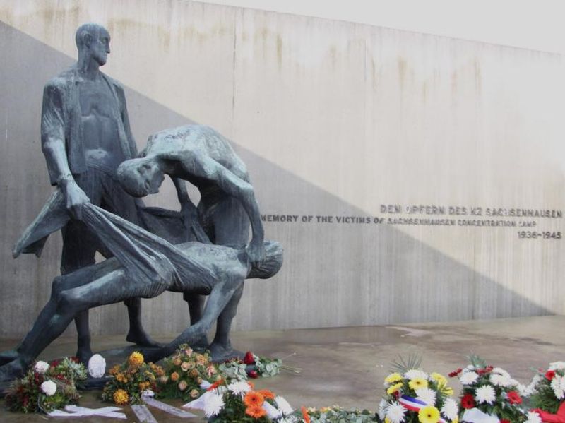 Znicze pamięci zapalone w  Berlinie - Plotzensee i obozie koncentracyjnym  Sachsenhausen 