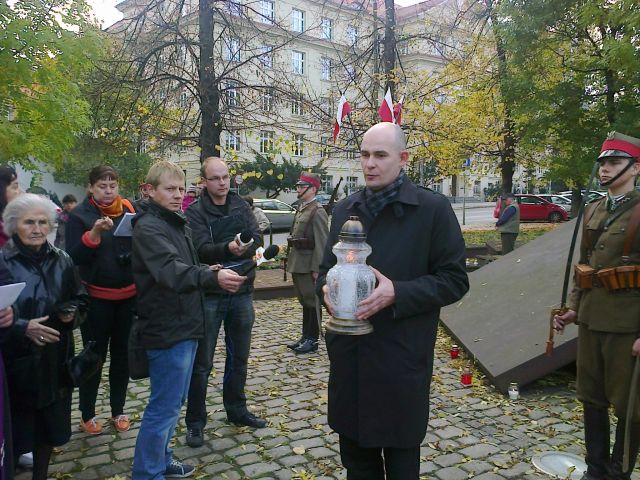 Znicze zapłonęły w Poznaniu - (foto: Agnieszka Łuczak)