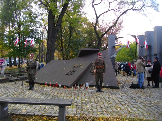 Ułani z Ochotniczego Reprezentacyjnego Oddziału Ułanów Miasta Poznania w barwach 15. PU Poznańskich wystawili wartę honorową przed Pomnikiem Państwa Podziemnego i AK.