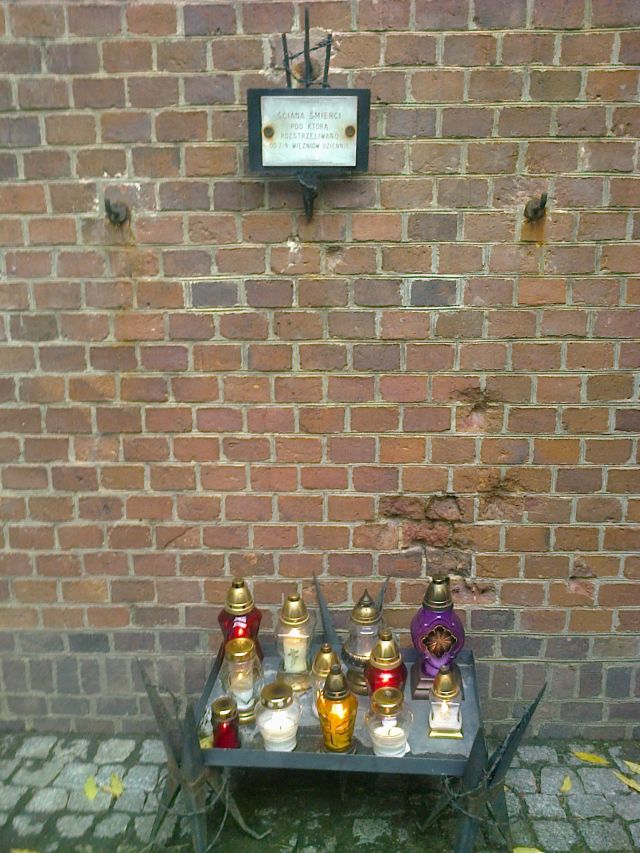 Znicze w Forcie VII (foto: Agnieszka Łuczak)