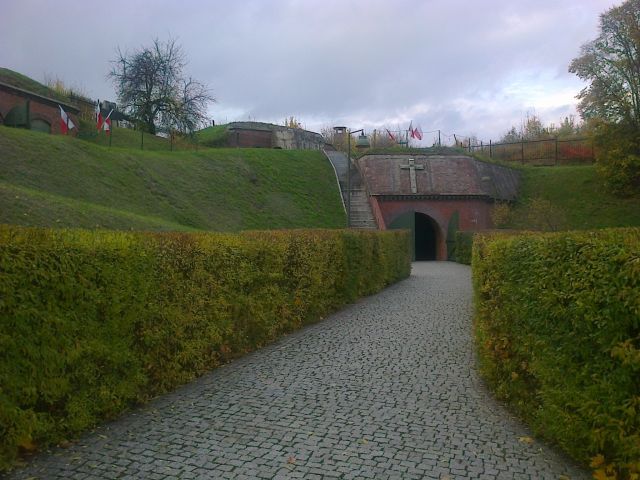 Znicze w Forcie VII (foto: Agnieszka Łuczak)