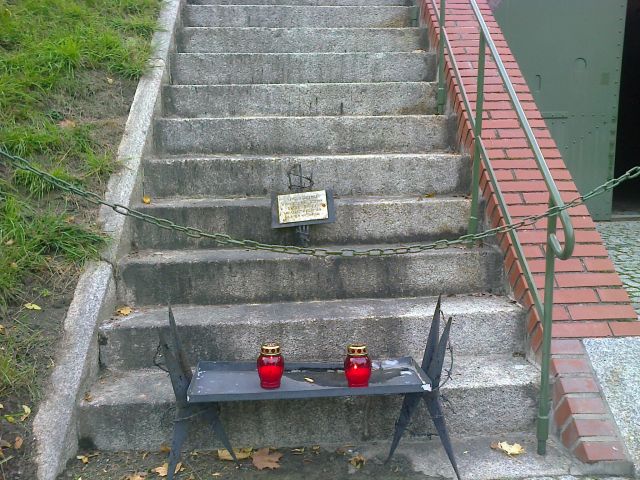 Znicze w Forcie VII (foto: Agnieszka Łuczak)