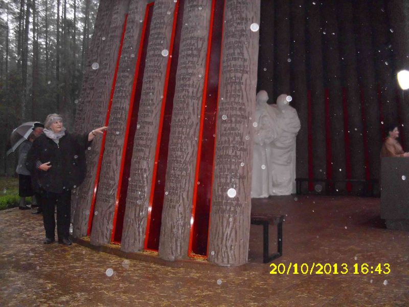 Piaśnica 20.10.2013 Ewa Muża wskazuje na pomniku na ks. Szynalewskiego, pierwszego proboszcza Kuźnicy