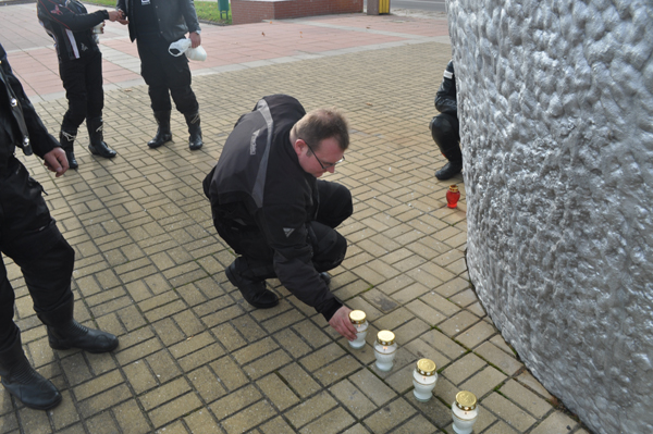 Motocykliści zapalili znicz przed Muzeum Martyrologii na Radogoszczu