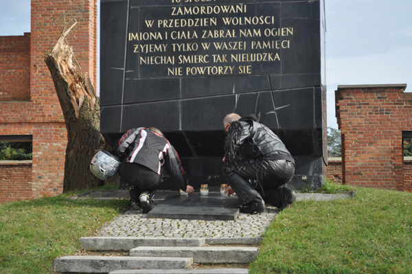 Motocykliści zapalili znicz przed Muzeum Martyrologii na Radogoszczu