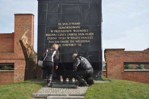 Motocykliści zapalili znicz przed Muzeum Martyrologii na Radogoszczu