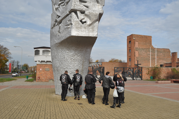 Motocykliści zapalili znicz przed Muzeum Martyrologii na Radogoszczu