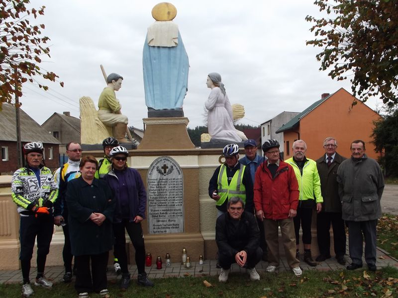 Rowerzyści i mieszkańcy zapalili znicz w Byszkach k. Piły