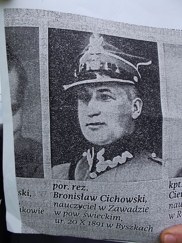 Rowerzyści i mieszkańcy zapalili znicz w Byszkach k. Piły