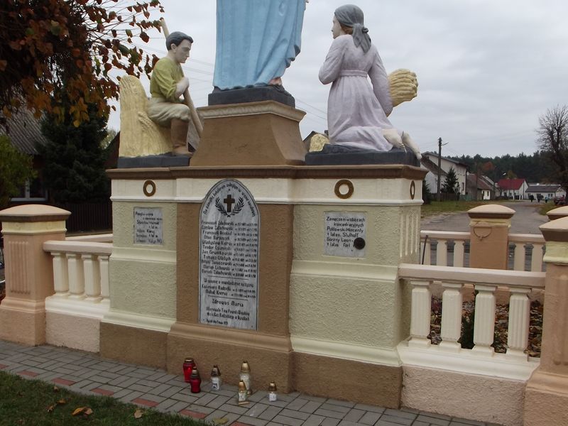 Rowerzyści i mieszkańcy zapalili znicz w Byszkach k. Piły