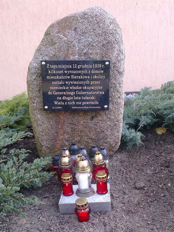 Towarzystwo Miłośników Ziemi Sierakowskiej zapaliło znicze wysiedlonym