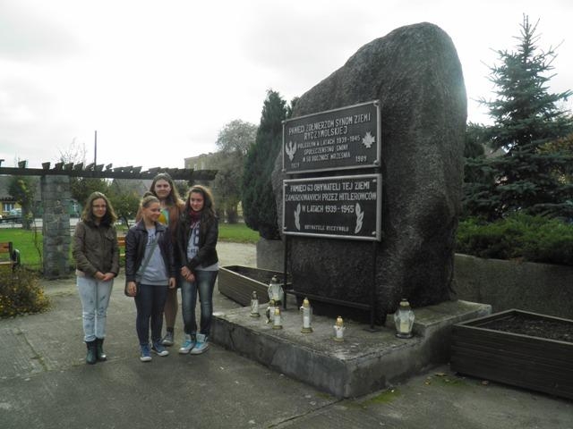Młodzież Gimnazjum im. Jana Pawła II w Ryczywole zapaliła znicze 