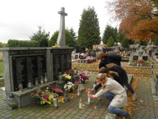 Młodzież Gimnazjum im. Jana Pawła II w Ryczywole zapaliła znicze 