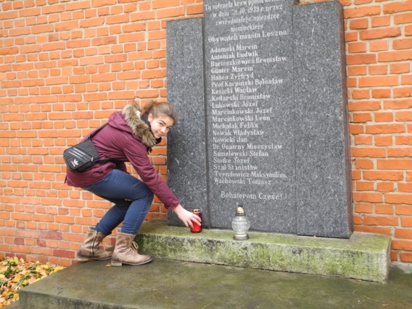Znicze przy tablicy zamordowanych w Lesznie, m.in. prof. Karpińskiego