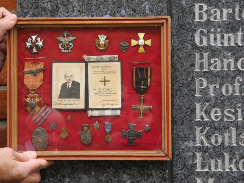 Znicze przy tablicy zamordowanych w Lesznie, m.in. prof. Karpińskiego