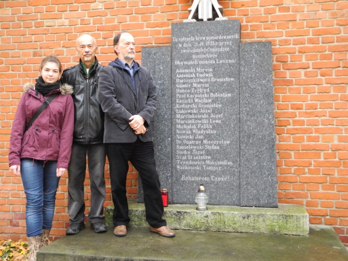 Znicze przy tablicy zamordowanych w Lesznie, m.in. prof. Karpińskiego