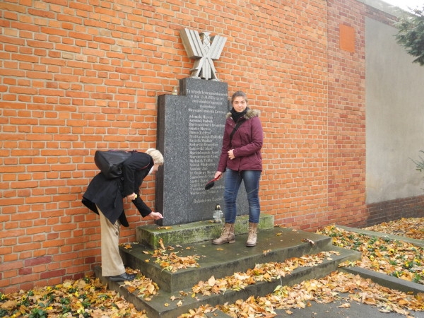 Znicze przy tablicy zamordowanych w Lesznie, m.in. prof. Karpińskiego