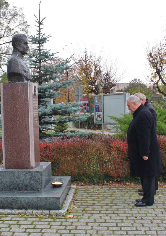 Władze Turku zapaliły znicz pod popiersiem Felicjana Sławoja Składkowskiego.