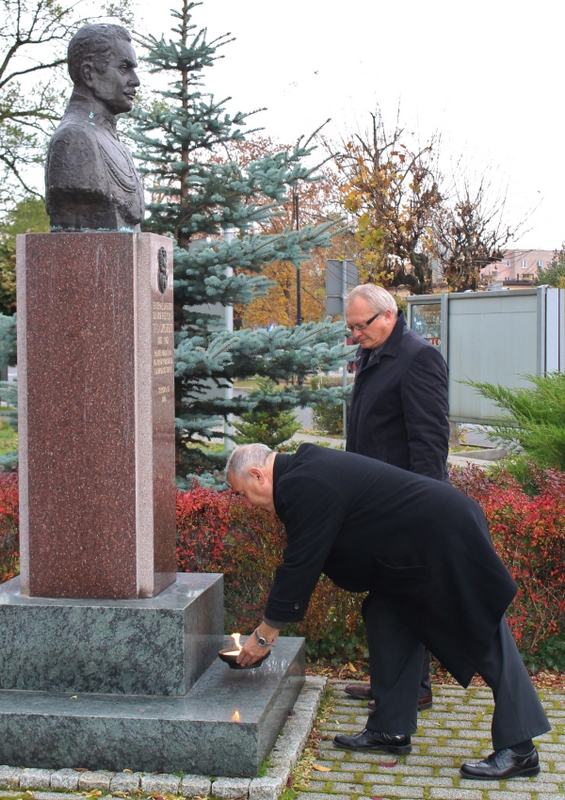 Władze Turku zapaliły znicz pod popiersiem Felicjana Sławoja Składkowskiego.