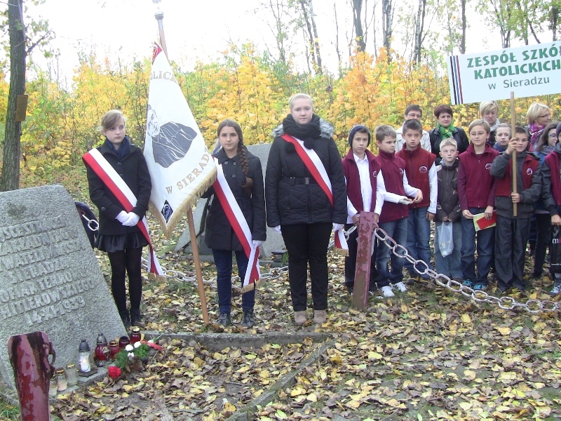 Uczniowie klasy V i VI Katolickiej SP w Sieradzu zapaliły znicze i złożyły kwiaty