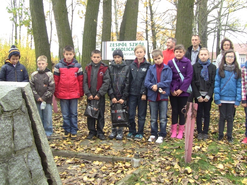 Uczniowie klasy V i VI Katolickiej SP w Sieradzu zapaliły znicze i złożyły kwiaty