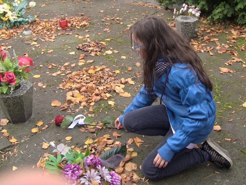 Uczniowie klasy V i VI Katolickiej SP w Sieradzu zapaliły znicze i złożyły kwiaty