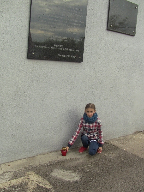 Uczniowie klasy V i VI Katolickiej SP w Sieradzu zapaliły znicze i złożyły kwiaty