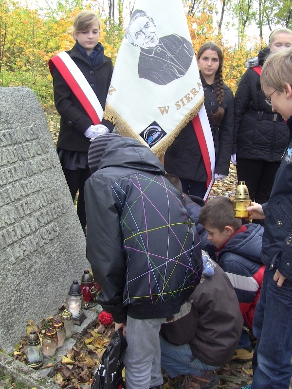 Uczniowie klasy V i VI Katolickiej SP w Sieradzu zapaliły znicze i złożyły kwiaty