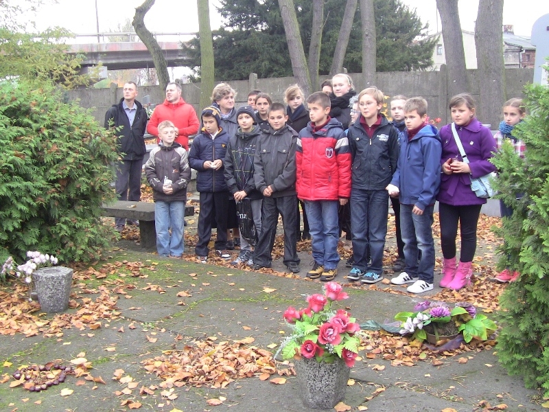 Uczniowie klasy V i VI Katolickiej SP w Sieradzu zapaliły znicze i złożyły kwiaty