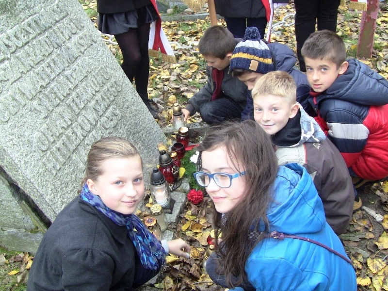 Uczniowie klasy V i VI Katolickiej SP w Sieradzu zapaliły znicze i złożyły kwiaty