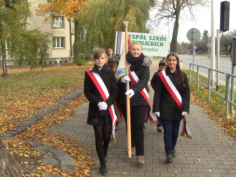 Uczniowie klasy V i VI Katolickiej SP w Sieradzu zapaliły znicze i złożyły kwiaty