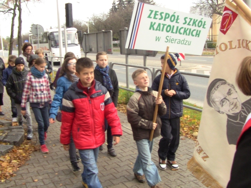 Uczniowie klasy V i VI Katolickiej SP w Sieradzu zapaliły znicze i złożyły kwiaty