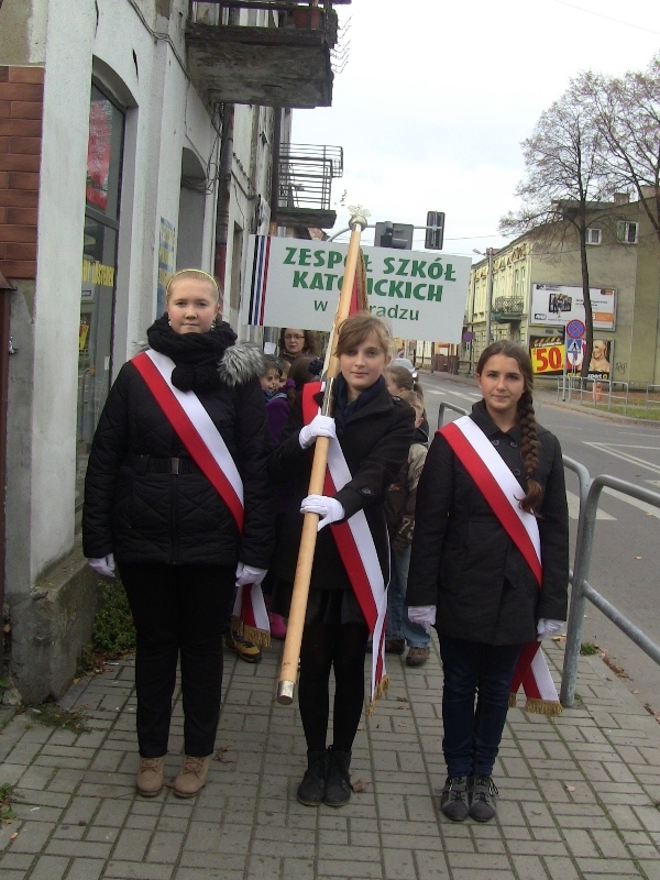 Uczniowie klasy V i VI Katolickiej SP w Sieradzu zapaliły znicze i złożyły kwiaty