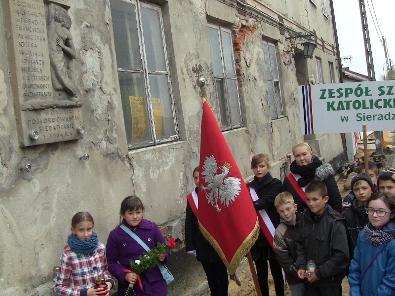 Uczniowie klasy V i VI Katolickiej SP w Sieradzu zapaliły znicze i złożyły kwiaty