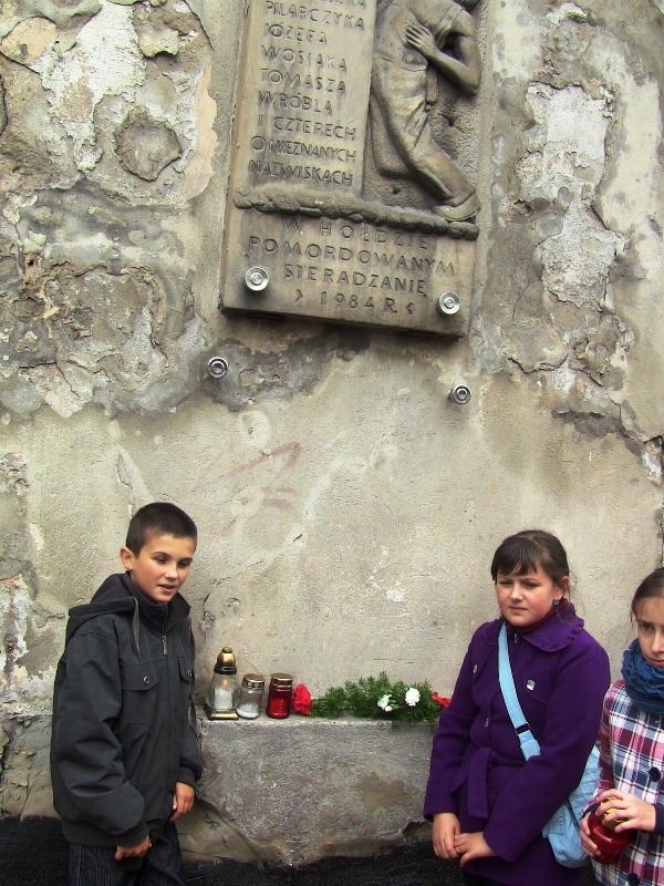 Uczniowie klasy V i VI Katolickiej SP w Sieradzu zapaliły znicze i złożyły kwiaty