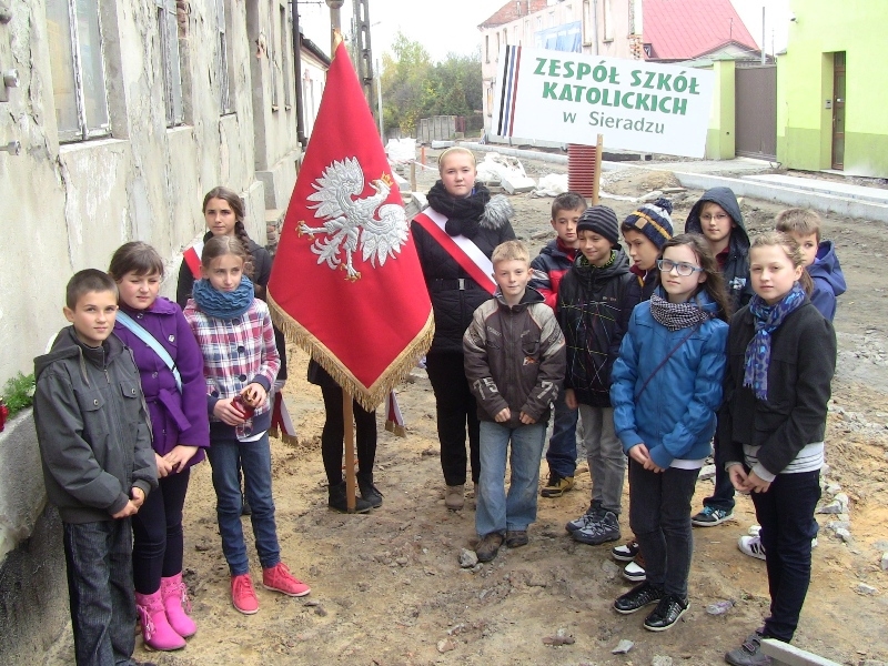 Uczniowie klasy V i VI Katolickiej SP w Sieradzu zapaliły znicze i złożyły kwiaty