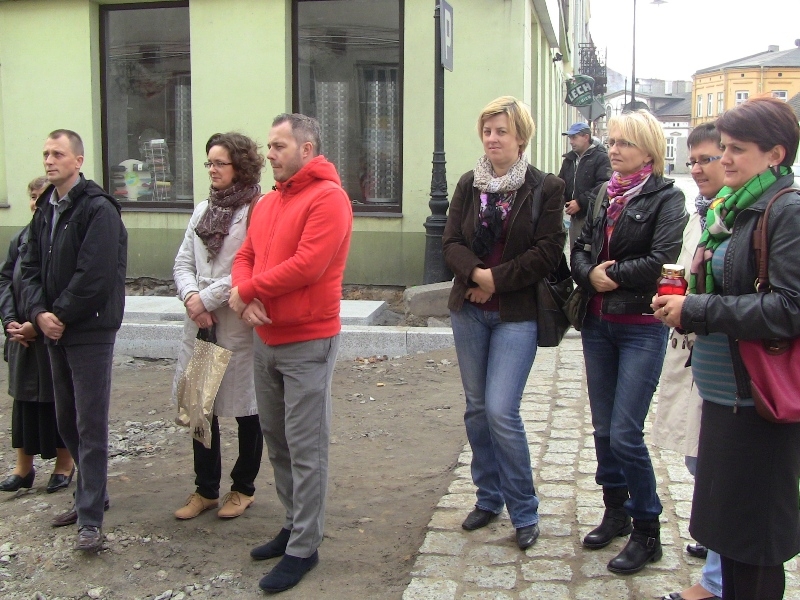 Uczniowie klasy V i VI Katolickiej SP w Sieradzu zapaliły znicze i złożyły kwiaty